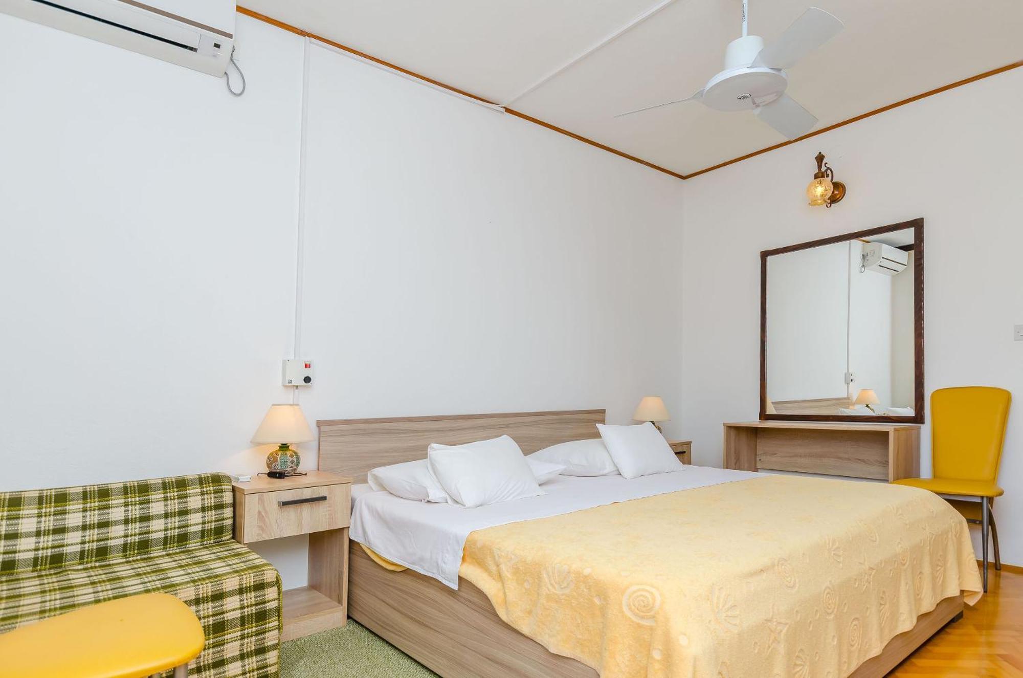 Apartments And Rooms Darinka ヴルボスカ エクステリア 写真